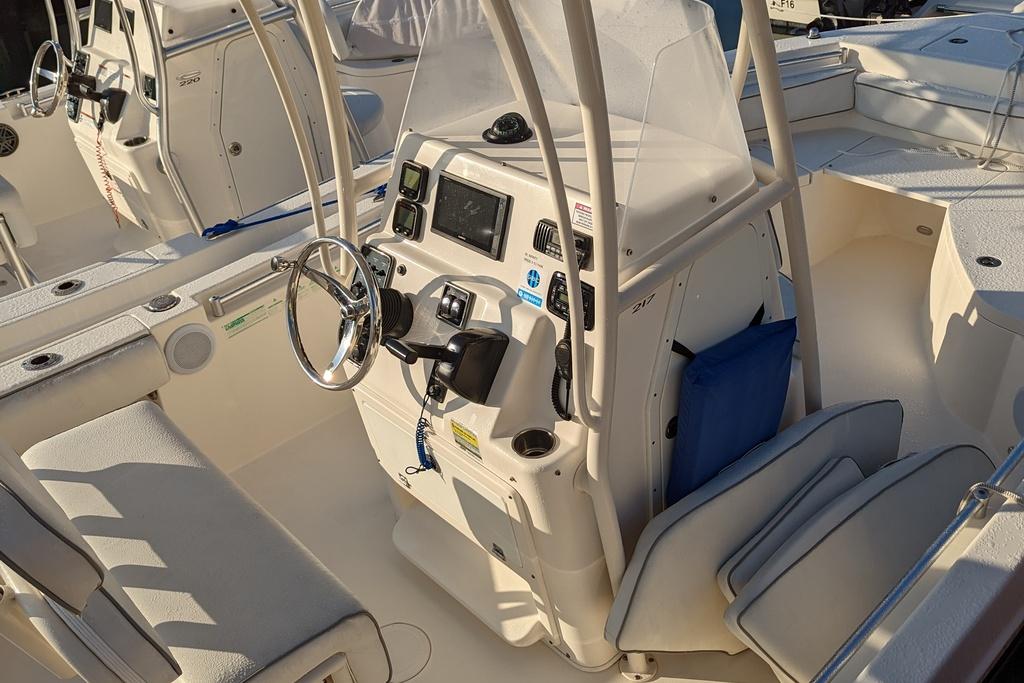 Sea-Ray-21-05 SPX Helm